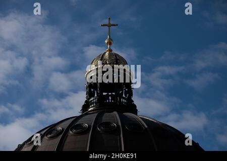 Berlin, Deutschland. Oktober 2021. Die Spitze der Kuppel des Humboldt Forum leuchtet im Sonnenlicht. Die Dachterrasse ist ab dem 16. Oktober für die Öffentlichkeit zugänglich. Quelle: Carsten Koall/dpa/Alamy Live News Stockfoto