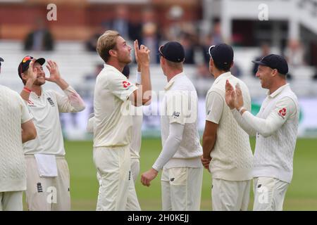 Der englische Stuart Broad feiert die Einnahme des indischen Dinesh Karthik Stockfoto