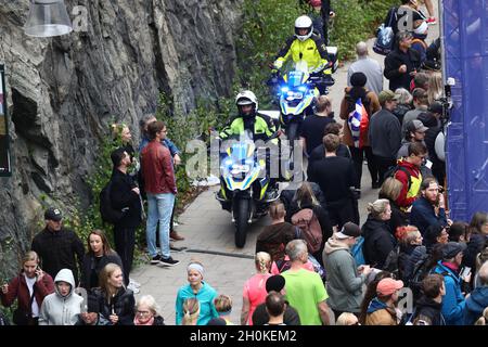 Polizeibeamte auf Polizeimotorrädern während der 42. Auflage des ASICS Stockholm Marathon. Eine Woche vor dem Rennen hatten sich 12,018 für das Rennen angemeldet, davon 3,405 Frauen. In diesem Jahr werden Teilnehmer aus 93 Ländern erwartet, an dem Rennen teilzunehmen. Stockfoto