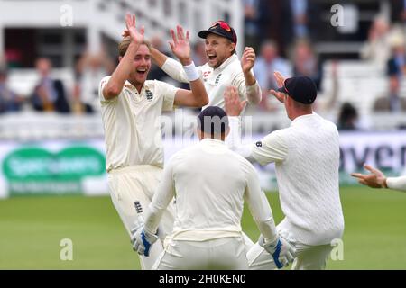 Der englische Stuart Broad feiert die Einnahme des indischen Dinesh Karthik Stockfoto