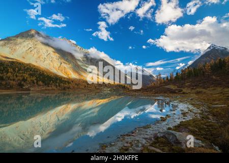 Blick vom See auf Akkem Belukha Berg in der Nähe der Platine zwischen Russland und Kasachstan während Goldener Herbst Stockfoto