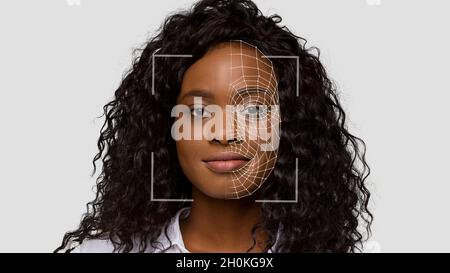 Fröhliche nette schwarze Dame machen Identitätsauthentifizierung für den Schutz persönlicher Daten, doppelte Belichtung und digitales Hologramm Stockfoto