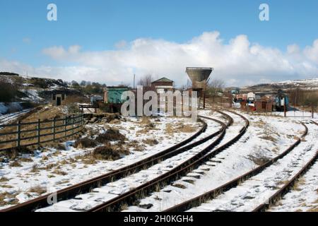 Bahngleise im Schnee in der Nähe der Kohlemine Big Pit Blaenafon Heritage Railway, South Wales, UK blauer Himmel mit weißen, flauschigen Wolken kopieren Raum Stockfoto