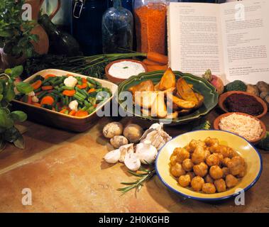 Lebensmittel Gerichte Lifestyle Rezept Buch, Rosmarin, Pilze Basilikum Kräuter, Kartoffelschalen kopieren Platz unten links Gericht gemischtes Gemüse Gläser Linsen ungeschälte Kartoffel Stockfoto