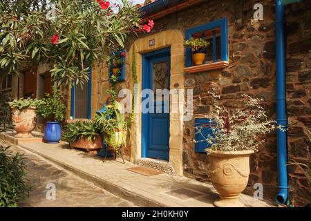 Farbenfrohes Haus im Dorf Collioure, Mittelmeerküste, Departement Pyrénées-Orientales, Südfrankreich Stockfoto