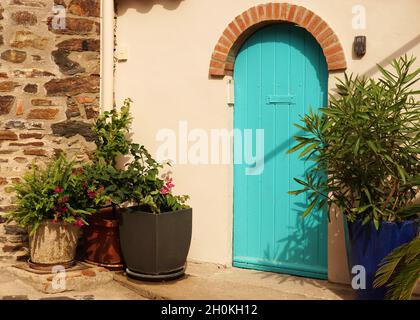 Türkisfarbene Haustüre im französischen mediterranen Küstendorf Collioure Stockfoto