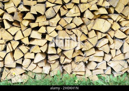 Getrocknetes Buchenholz bereit zum Erhitzen. Holzstapel im Stapel. Gehacktes Brennholz, auf einem Haufen getrocknet. Hintergrundstruktur aus Holz. Stockfoto