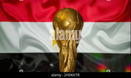 6. Oktober 2021 Kairo, Ägypten. FIFA Fußball-Weltmeisterschaft auf dem Hintergrund der Flagge Ägyptens. Stockfoto