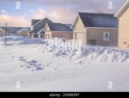 Unbepflügte Straßen nach einem Schneesturm in einem nordamerikanischen Vorort. Stockfoto