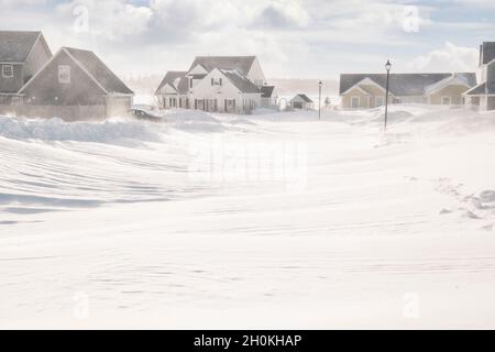 Unbepflügte Straßen nach einem Schneesturm in einem nordamerikanischen Vorort. Stockfoto