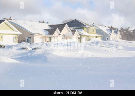 Unbepflügte Straßen nach einem Schneesturm in einem nordamerikanischen Vorort. Stockfoto