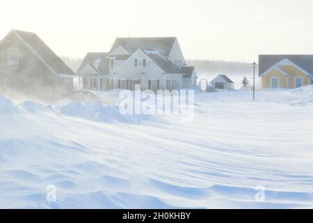 Unbepflügte Straßen nach einem Schneesturm in einem nordamerikanischen Vorort. Stockfoto