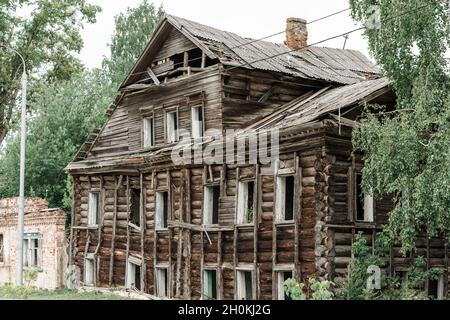 Altes, hölzernes, mehrstöckiges, zerstörtes Holzhaus Stockfoto