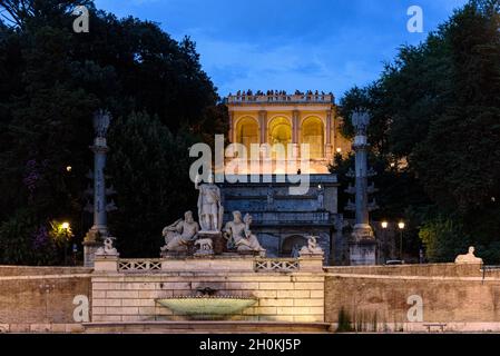 Die Fontana della Dea di Roma auf der Piazza del Popolo in Rom zur blauen Stunde Stockfoto