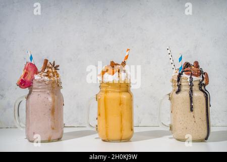 Smoothie-Getränke mit Apfel-, Kürbis- und Pekannüsse. Traditionelle herbstliche Backkuchen Geschmack Cocktails Set, auf weißem Hintergrund Kopie Raum Stockfoto