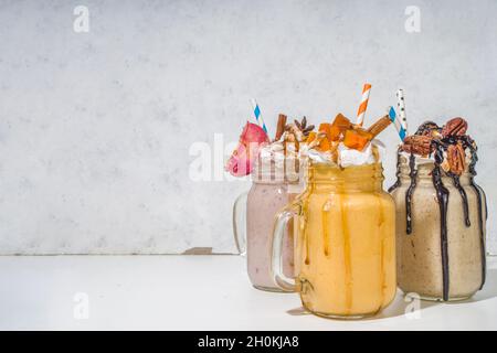 Smoothie-Getränke mit Apfel-, Kürbis- und Pekannüsse. Traditionelle herbstliche Backkuchen Geschmack Cocktails Set, auf weißem Hintergrund Kopie Raum Stockfoto