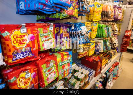 Christams Süßigkeiten und Pralinen in einem Supermarkt in Norfolk England Stockfoto