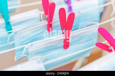 Medizinische Masken werden nach dem Waschen getrocknet. Stockfoto