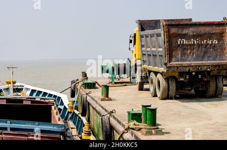 Dhaka, Bangladesch - 13. Oktober 2021: Fahrzeug und Boot auf der alten Mawa-Fähre Ghat geparkt Stockfoto