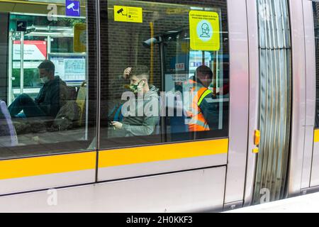 Passagiere in einer LUAS-Straßenbahn in Dublin, Irland. Stockfoto