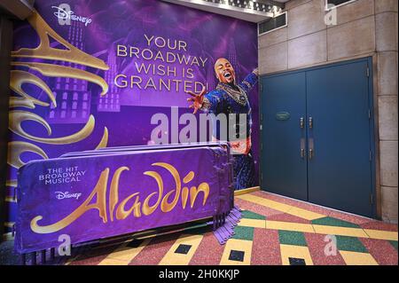 New York, USA. Oktober 2021. Eingang des New Amsterdam Theatre, wo die Broadway-Show „Aladdin“ zum zweiten Mal wiedereröffnet wurde, nachdem Fälle von COVID-19 innerhalb der Musikfirma, New York, NY, am 12. Oktober 2021 gemeldet wurden. Broadway-Shows werden wieder eröffnet, nachdem sie wegen der Coronavirus-Pandemie für 18 Monate geschlossen wurden. (Foto von Anthony Behar/Sipa USA) Quelle: SIPA USA/Alamy Live News Stockfoto