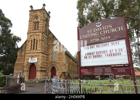 Sydney, Australien. Oktober 2021. Im Bild: St. Davids vereinigende Kirche, Haberfield. Die Kirchen haben sich dafür entschieden, bis zum 1. Dezember 2021 geschlossen zu bleiben, wenn auch für ungeimpfte Menschen Plätze geöffnet werden können, da sie nicht zwischen Kirchgängern unterscheiden und ungeimpfte Menschen abweisen wollten. Der Sonntagsdienst ist auf Facebook. Der sogenannte ‘Freedom Day’ fand am 11. Oktober statt, als sich Orte in New South Wales nur für geimpfte Menschen öffnen und ein System der Segregation und Apartheid eingeführt wird. Etwa 75 % der Bevölkerung, die vollständig geimpft sind, werden an verschiedenen Orten zugelassen werden, die anderen 25 % dagegen Stockfoto