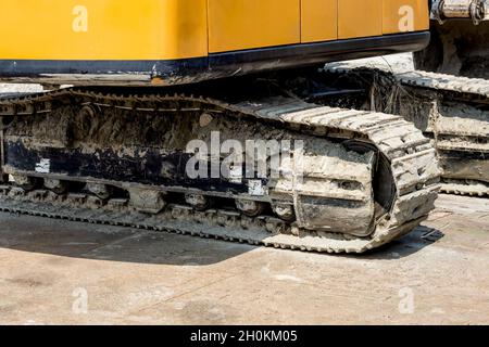 Staubige Baggerräder aus der Nähe auf der Baustelle Stockfoto