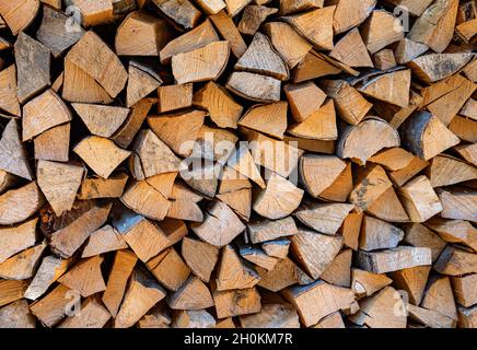 Das Brennholz ist ordentlich gestapelt. Stockfoto