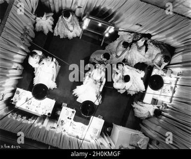 RUBY KEELER (Mitte) und Chorus Girls werden als Ruby Keeler auf der Warner Sound Stage für die I Only have Eyes for You-Nummer in DAMES 1934 kreiert und inszeniert von BUSBY BERKELEY Story Robert Lord und Delmer Daves Drehbuch Delmer Daves Gowns Orry-Kelly Warner Bros Stockfoto