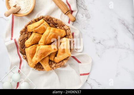 Gebratene Empanadas mit Koriander, Fleisch, Ei, Tomaten und Chilisauce auf weißem Hintergrund. Konzept des lateinamerikanischen und chilenischen Unabhängigkeitstages. Stockfoto