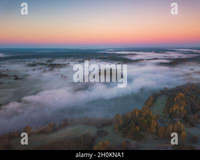 Luftaufnahme des Morgennebels über den Feldern im Herbst Stockfoto
