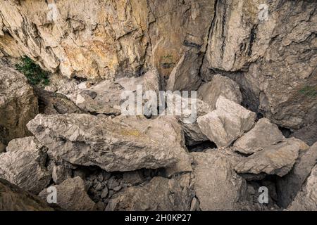 Alte gesprengte Überreste von einigen Bunkern der Siegfried Line entlang der Grenze, unterirdische Festungen, Luftabwehrpositionen und Luftschutzkeller Stockfoto