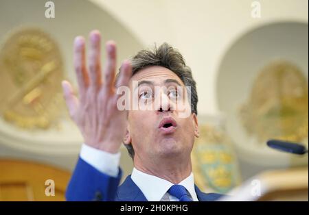 Der Schatten-Staatssekretär für Wirtschaft, Energie und Industriestrategie Ed Miliband hält eine Rede im Church House in Westminster, London. Bilddatum: Mittwoch, 13. Oktober 2021. Stockfoto