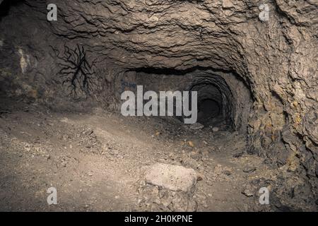 Alte gesprengte Überreste von einigen Bunkern der Siegfried Line entlang der Grenze, unterirdische Festungen, Luftabwehrpositionen und Luftschutzkeller Stockfoto