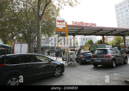 (211013) -- PARIS, 13. Oktober 2021 (Xinhua) -- Fahrzeuge stehen an einer Tankstelle in Paris, Frankreich, 13. Oktober 2021. Der Dieselpreis in Frankreich hat seinen höchsten Stand seit zwei Jahren seit dem letzten Höchststand im Jahr 2018 erreicht, der die Proteste der „Gelbwesten“ ausgelöst hat. (Xinhua/Gao Jing) Stockfoto