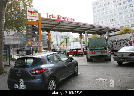 (211013) -- PARIS, 13. Oktober 2021 (Xinhua) -- Fahrzeuge stehen an einer Tankstelle in Paris, Frankreich, 13. Oktober 2021. Der Dieselpreis in Frankreich hat seinen höchsten Stand seit zwei Jahren seit dem letzten Höchststand im Jahr 2018 erreicht, der die Proteste der „Gelbwesten“ ausgelöst hat. (Xinhua/Gao Jing) Stockfoto