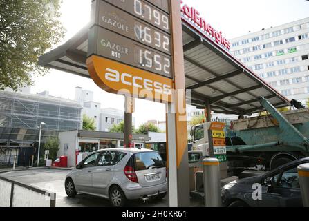 (211013) -- PARIS, 13. Oktober 2021 (Xinhua) -- Fahrzeuge stehen an einer Tankstelle in Paris, Frankreich, 13. Oktober 2021. Der Dieselpreis in Frankreich hat seinen höchsten Stand seit zwei Jahren seit dem letzten Höchststand im Jahr 2018 erreicht, der die Proteste der „Gelbwesten“ ausgelöst hat. (Xinhua/Gao Jing) Stockfoto