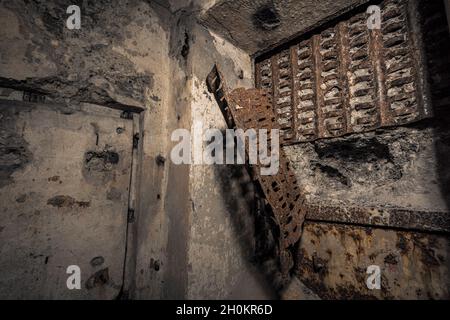 Alte gesprengte Überreste von einigen Bunkern der Siegfried Line entlang der Grenze, unterirdische Festungen, Luftabwehrpositionen und Luftschutzkeller Stockfoto