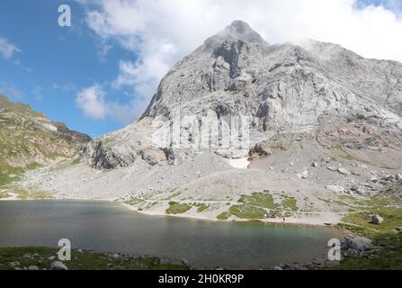 Schöner See namens Volaia an der Grenze zwischen Italien und Österreich in der Region Friaul-Julisch Venetien Stockfoto