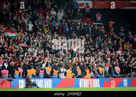 London, Großbritannien. Oktober 2021. Ungarn-Fans bei der Qualifikation für die Weltmeisterschaft England gegen Ungarn im Wembley-Stadion, London, Großbritannien, am 12. Oktober 2021. Kredit: Paul Marriott/Alamy Live Nachrichten Stockfoto