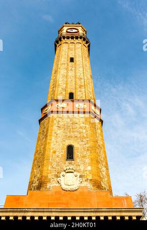 Glockenturm (erbaut von Antoni Rovira i Trias) am Placa de la Vila Platz in Gracia, Barcelona, Katalonien, Spanien Stockfoto