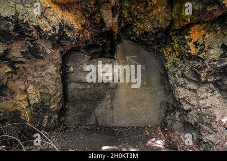 Alte gesprengte Überreste von einigen Bunkern der Siegfried Line entlang der Grenze, unterirdische Festungen, Luftabwehrpositionen und Luftschutzkeller Stockfoto