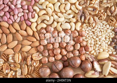 Viele verschiedene Nüsse. Sortiment gesunde Snacks. Mediterrane Ernährung Stockfoto