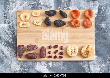 Viele verschiedene Nüsse. Sortiment gesunde Snacks. Mediterrane Ernährung Stockfoto