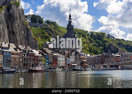 Dinant, eine wunderschöne belgische Stadt, die sich im Fluss spiegelt Stockfoto