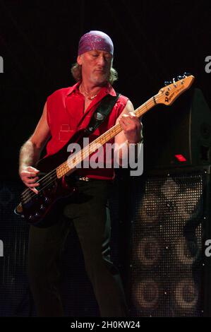 Como Italien 2004-07-13: Monster of Rock , Live-Konzert von The Deep Purple ,Roger Glover während des Konzerts Stockfoto