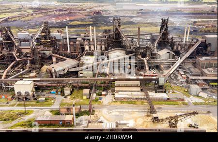 Eine allgemeine Ansicht der Drohne des Stahlwerks British Steel Ltd in Scunthorpe, North Lincolnshire. Ein vom Steuerzahler unterstütztes Unterstützungspaket für energieintensive Unternehmen, die von dem Anstieg der Gaspreise betroffen sind, kann nicht mehr sein als ein „fadenhaftender Pflaster“, haben Branchenführer gewarnt. Man geht davon aus, dass das Gesamtpaket Hunderte Millionen Pfund betragen könnte, wobei Branchen wie Keramik und Papier sowie die Stahlherstellung wahrscheinlich Unterstützung suchen werden. Bilddatum: Mittwoch, 13. Oktober 2021. Stockfoto