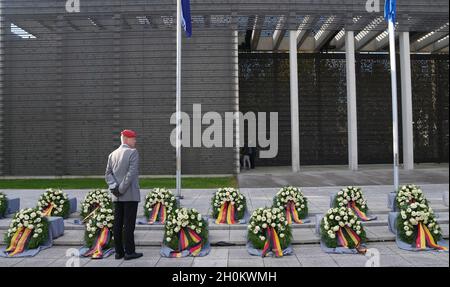 Berlin, Deutschland. Oktober 2021. Ein Offizier sieht sich die Kränze für gefallene Soldaten nach dem letzten Roll-Call zum Ende der Afghanistan-Mission im Verteidigungsministerium an. Quelle: Kay Nietfeld/dpa/Alamy Live News Stockfoto