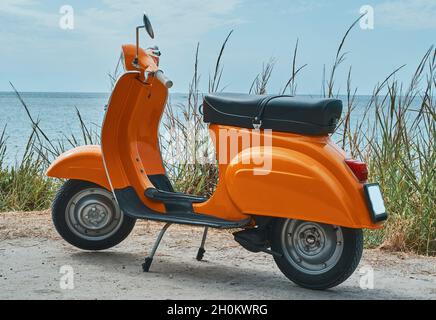 Oldtimer Orange Roller Parkplatz am Strand. Stockfoto