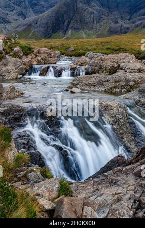 Fairy Pools und Kaskaden auf dem River Spröde am Fuße der Black Cuillins, Isle of Skye, Schottland. Langzeitbelichtung Stockfoto